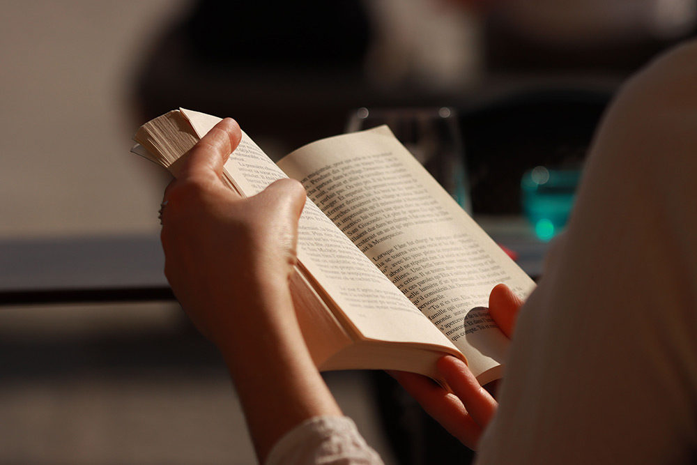 Plaisirs - Lire un roman.