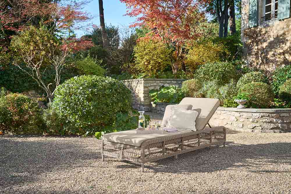 Une chaise longue qui invite à la détente.