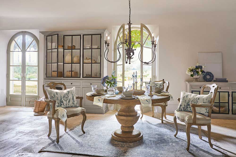 Superbe table ronde avec son pied original et majestueux.