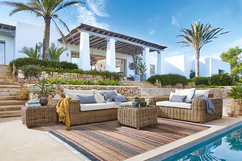 Loberon - un salon de jardin pour buller devant la piscine.