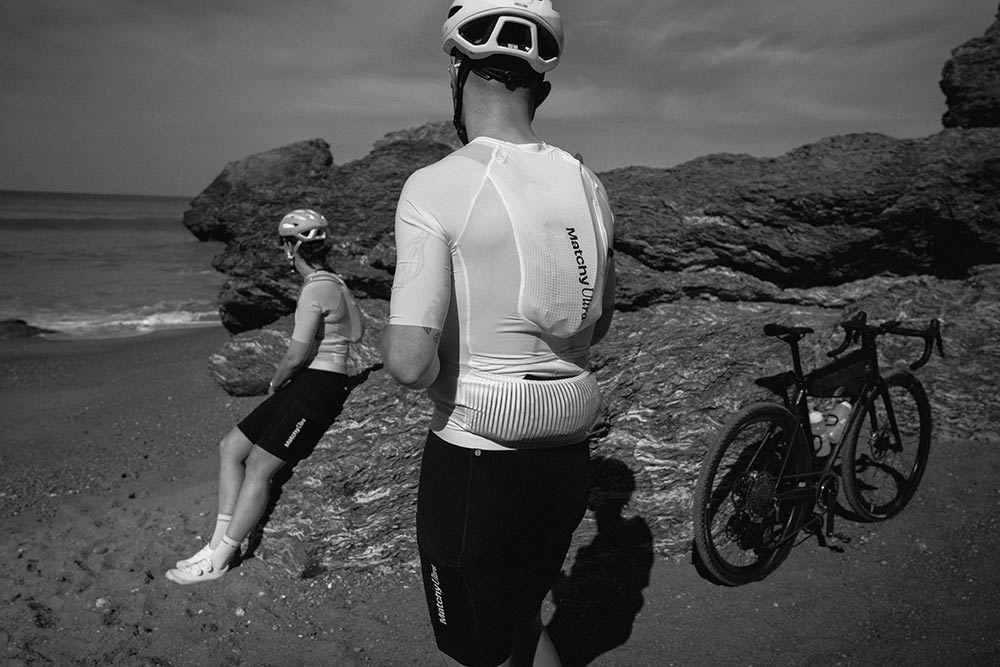 Matchy Cycling - Des vêtements confortables et ingénieux avec les poches dans le dos.