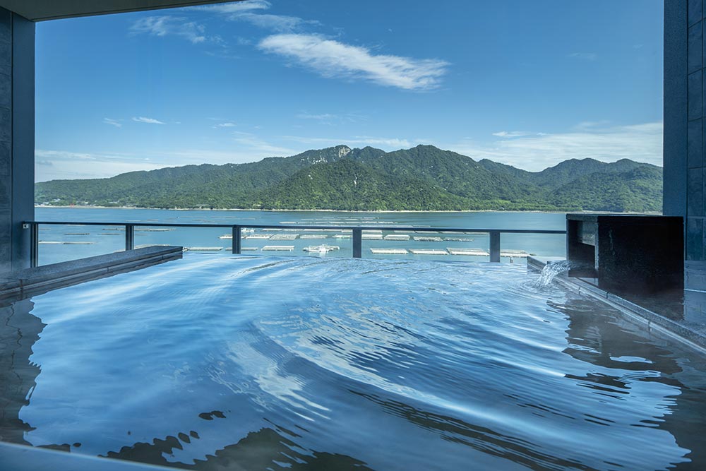 Miyajima - Vue sur la piscine de la chambre et la mer.