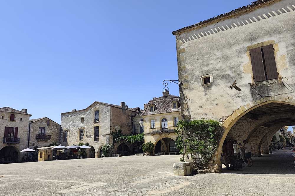 La place des Cornières, avec ses larges arcades.