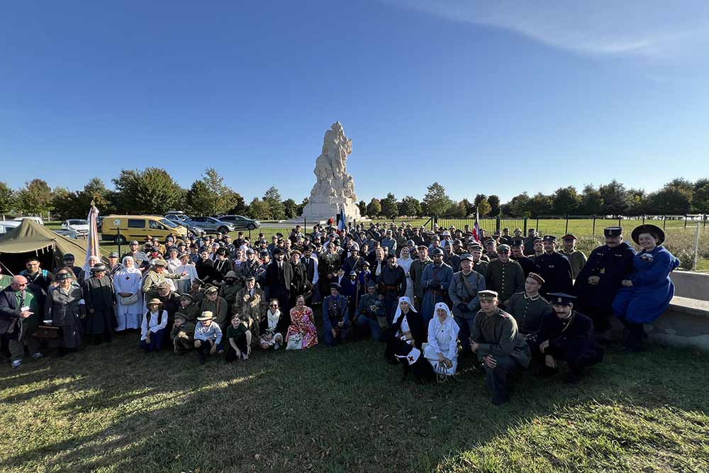 Musée de la Grande Guerre -Une partie des participants posent devant l'objectif.