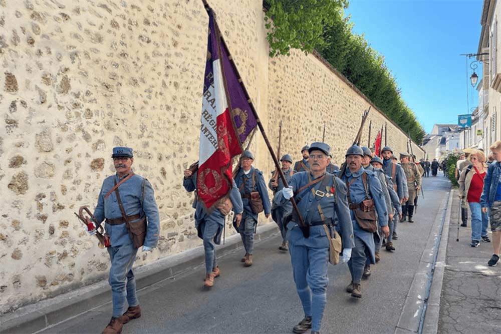 Les soldats défilent.