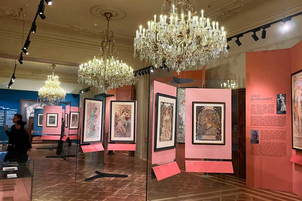 Salle montrant des affiches (Musée d’art de la Fondation Mucha)