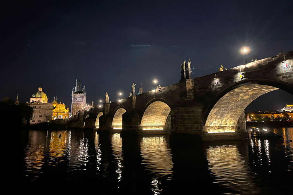 Le pont Charles dans la nuit