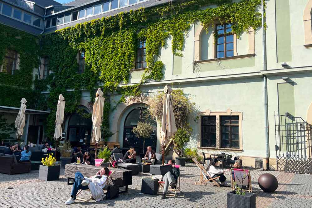Olomouc - Etudiants à la terrasse de la bibliothèque