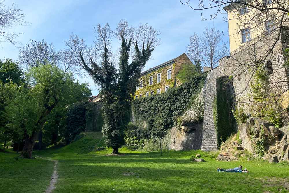 Olomouc - Etudiant paressant dans un des parcs, au pied des fortifications