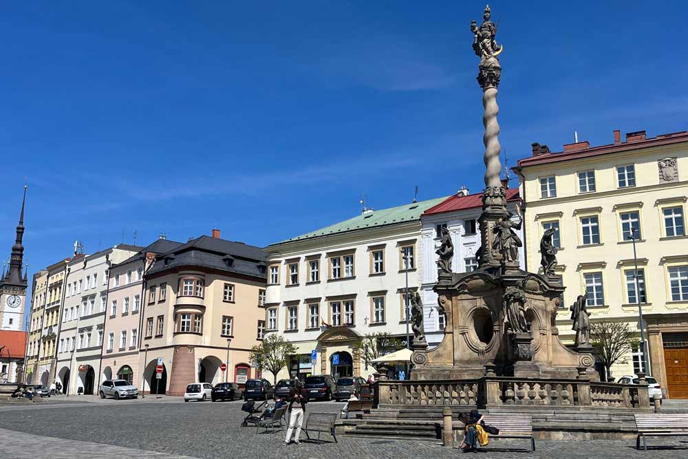 La place Dolni Namesti et sa colonne mariale
