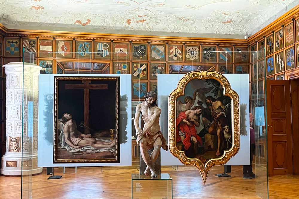Olomouc - La salle des Blasons avec des peintures et des sculptures baroques (musée archidiocésain)