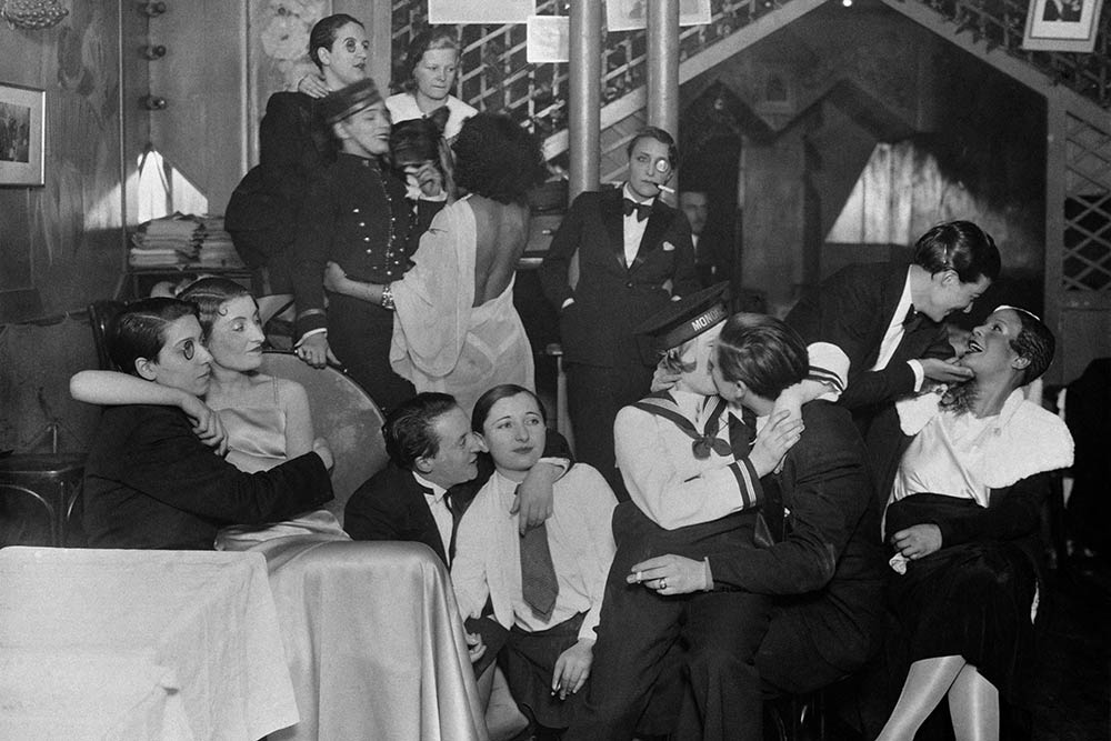 « Le Monocle », cabaret pour femmes, à Montparnasse. Paris, vers 1930. © Collection Roger-Viollet.