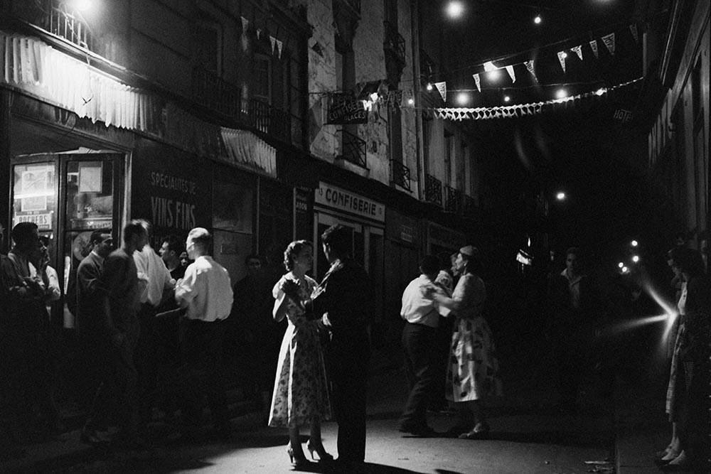 Paris - Bal du 14 juillet, rue de Lappe. Paris, années 1950. © Janine Niepce / Roger-Viollet.