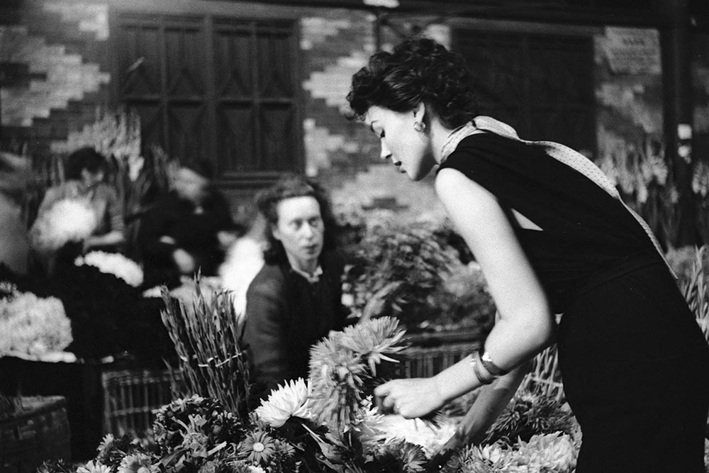 Paris - L’actrice et mannequin Ivy Nicholson aux Halles. Paris, 1959 © Jack Nisberg / Roger-Viollet