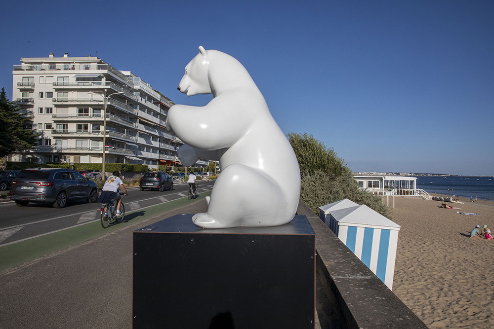 Ours polaire monumental de Michel Bassompierre exposé sur le front de mer de La Baule.
