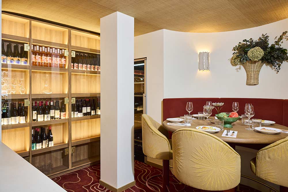 Un restaurant solaire, méditerranéen, tourné vers une terrasse privative arborée.