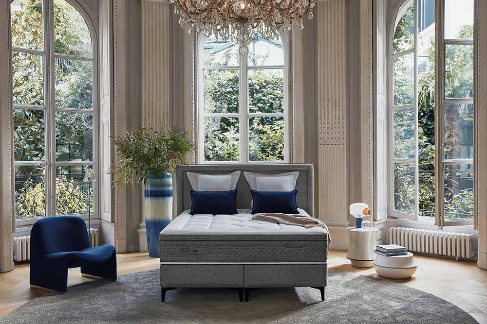 Luxe et confort avec cet ensemble tête de lit, matelas et sommier. Collection Dédicace Epéda.