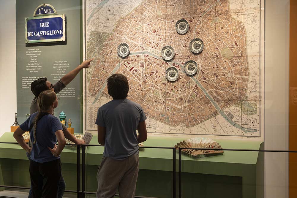 Paris Rome - Des visiteurs intéressés.