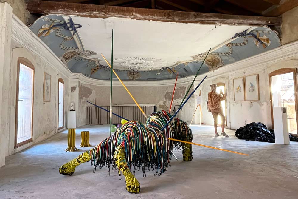 Partage des Arts - Installation de Laurent Perbos à partir de tuyaux d’arrosage (Chapelle des Pénitents bleus)02bis Richard di Rosa au milieu de ses sculptures (Chapelle des Pénitents bleus) 