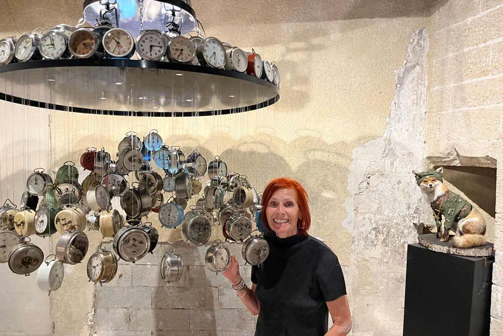 Béatrice Arthus-Bertrand devant son installation Le temps suspendu