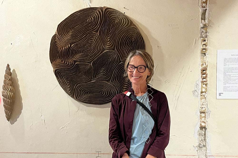 Partage des Arts - Sophie Lavaux devant Le dos de la tortue. A gauche, petite porcelaine de la série Mes larmes de coquillage