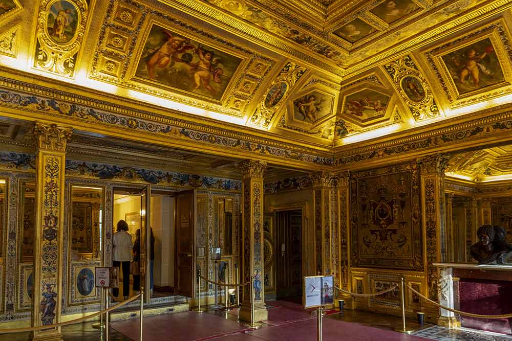 Aujourd'hui encore, les chefs d'État et les personnalités reçues au Sénat y signent le Livre d'or.