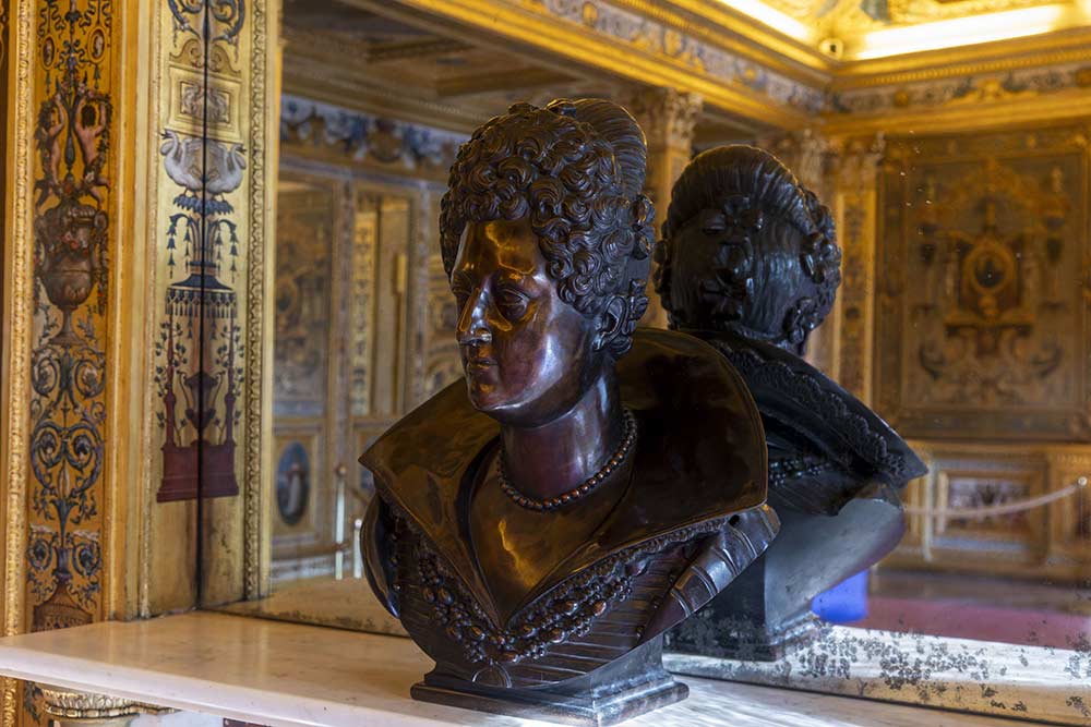 Palais du Luxembourg - Réalisé à taille réelle, ce buste rappelle la personnalité de la fondatrice du palais du Luxembourg, dont les chroniqueurs soulignaient déjà la stature imposante.