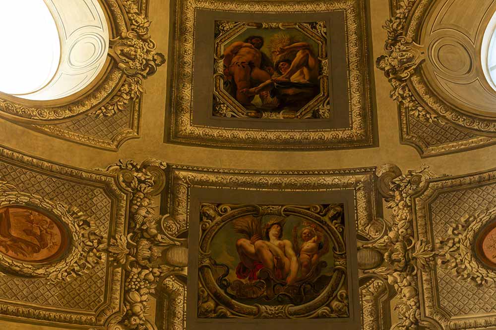 Levez les yeux ! Le plafond est orné des Signes du Zodiaque peints par Jacob Jordaens vers 1640, souvenir de l'ancienne galerie de peinture.