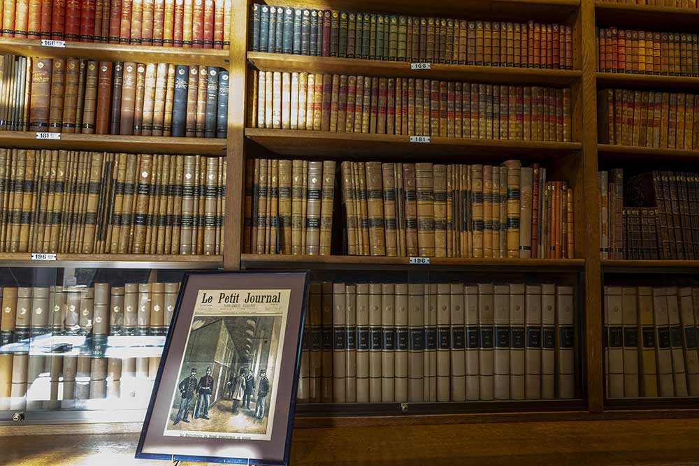 Pourtant, derrière cette apparente organisation mystérieuse se cache un système documentaire qui permet aux bibliothécaires de retrouver en quelques instants l'ouvrage recherché.