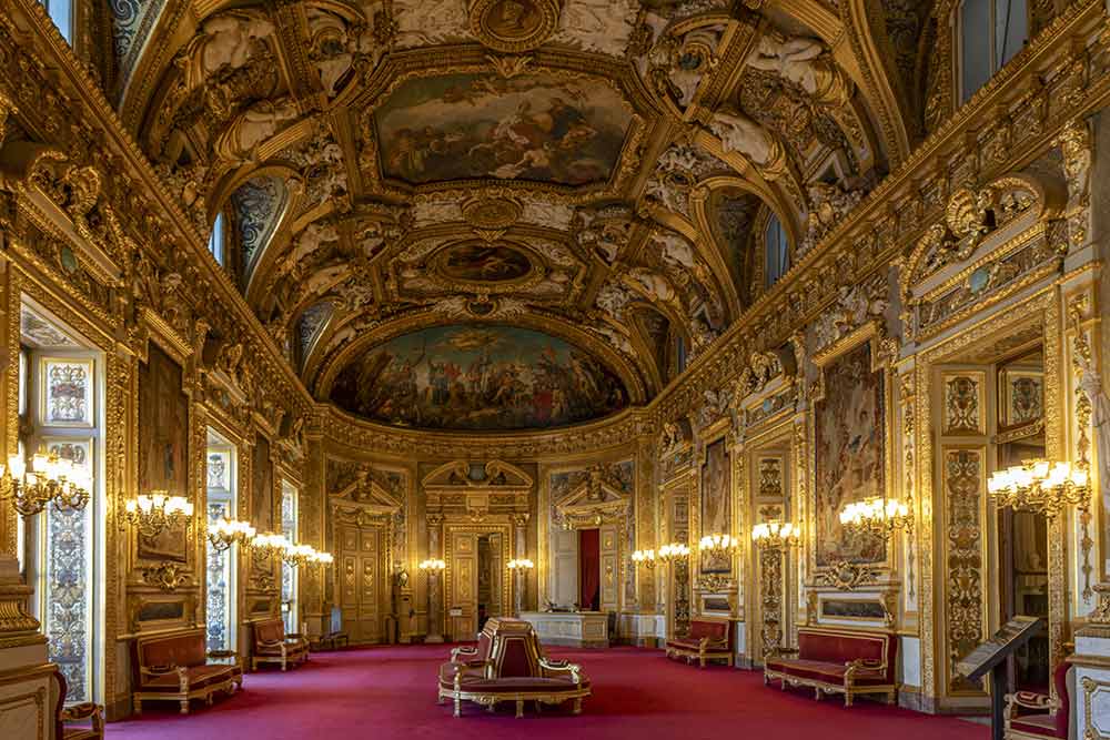 Longue de 57 mètres, la Salle des Conférences accueille aujourd'hui les grandes réceptions du Sénat… mais aussi les interviews des sénateurs à l'issue des séances.