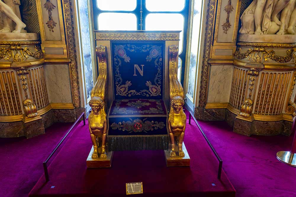 Ce trône en bois doré servait à Napoléon Ier lorsqu'il assistait aux séances du Sénat conservateur. Il demeure l'une des pièces les plus prestigieuses du palais.