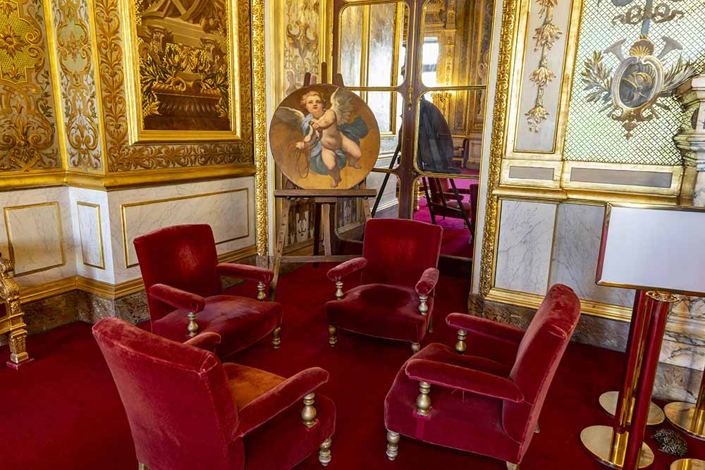 Décors somptueux typiques du Second Empire avec un Chérubin pour surveiller les discussions des sénateurs dans leur fauteuil rouge.