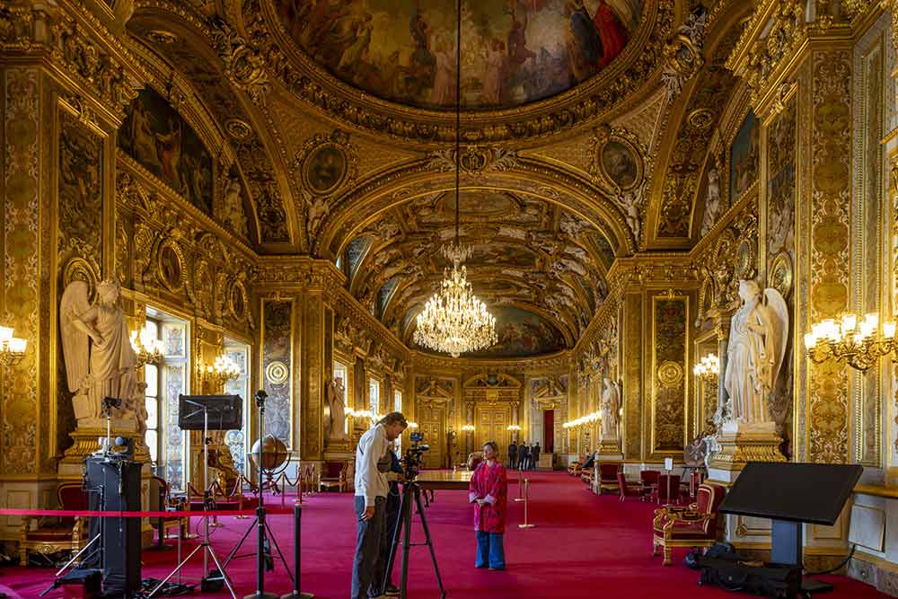 Palais du Luxembourg - Sous les dorures du Second Empire, les journalistes recueillent quotidiennement les réactions des sénateurs. Un contraste saisissant entre patrimoine et actualité.