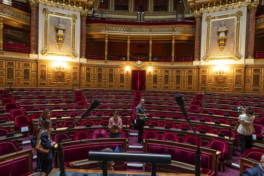 Même vide, l'hémicycle impressionne. C'est ici que les sénateurs examinent les textes de loi qui rythment la vie démocratique française.
