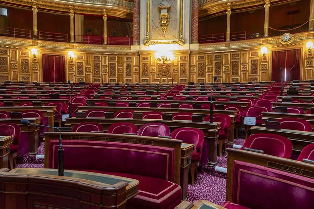 Peu de visiteurs le remarquent : les fauteuils existent en trois tailles différentes afin de s'adapter à la morphologie des sénateurs.