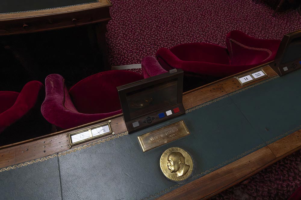 Palais du Luxembourg - Les pupitres conservent la mémoire des grandes figures du Sénat grâce à des médaillons dédiés ici à Victor Hugo et Georges Clemenceau.
