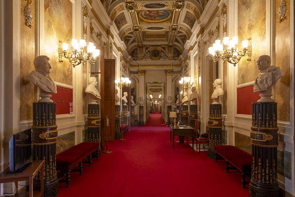 Avant chaque première séance, le président du Sénat traverse cette galerie, entouré de la Garde républicaine, pour rejoindre l'hémicycle.