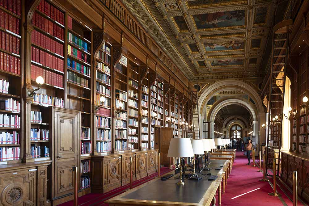 Palais du Luxembourg - Dominée par la coupole peinte par Eugène Delacroix, la bibliothèque constitue le joyau artistique du palais du Luxembourg.