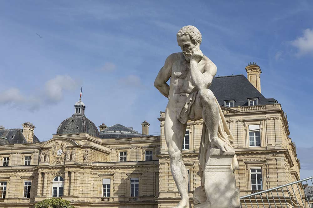 Face au palais du Luxembourg, Le Penseur invite le visiteur à prendre le temps de la contemplation.