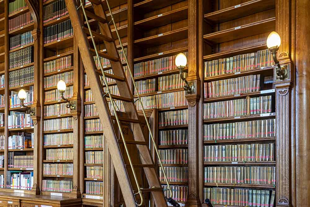 Palais du Luxembourg - Bibliothèque historique, annexe et réserves représentent près de 13 kilomètres de collections. Une mémoire documentaire toujours utilisée par les sénateurs et les chercheurs.