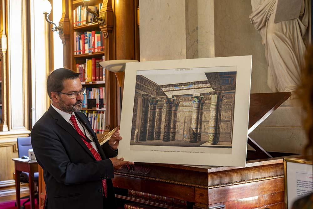Présentation d'une gravure coloriée représentant le portique du Grand Temple de Philae, issue de l’ouvrage : La Description de l’Egypte.