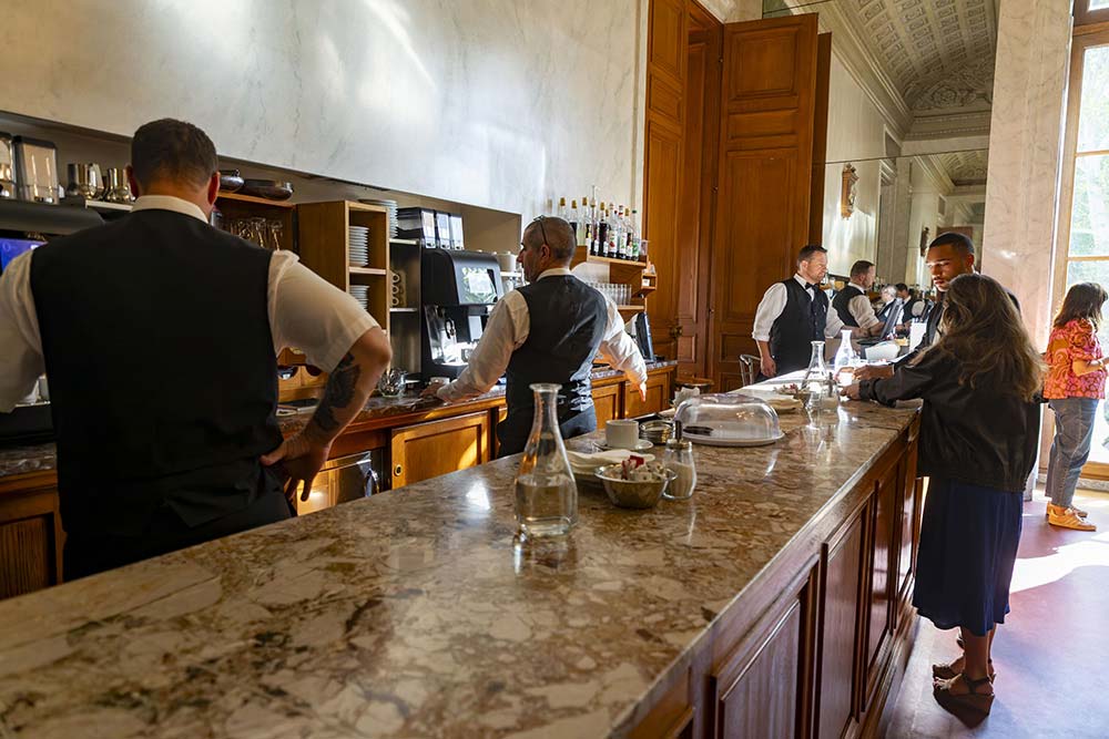 Palais du Luxembourg - Le bar du palais est un lieu de rencontre où les discussions se poursuivent souvent autour d'un café.
