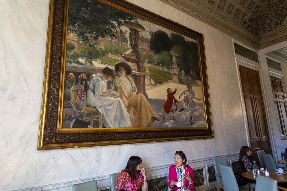 Les espaces de convivialité du Sénat abritent eux aussi d'importantes œuvres picturales, comme cette scène inspirée des jardins du Luxembourg, qui prolonge le dialogue permanent entre patrimoine et vie quotidienne.