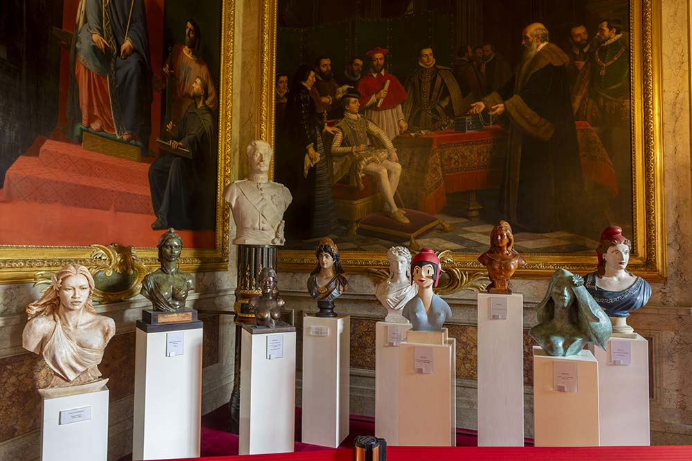 Palais du Luxembourg - Réunies dans le palais du Luxembourg, plusieurs interprétations de Marianne illustrent l'évolution de cette figure emblématique de la République, entre tradition et création contemporaine.