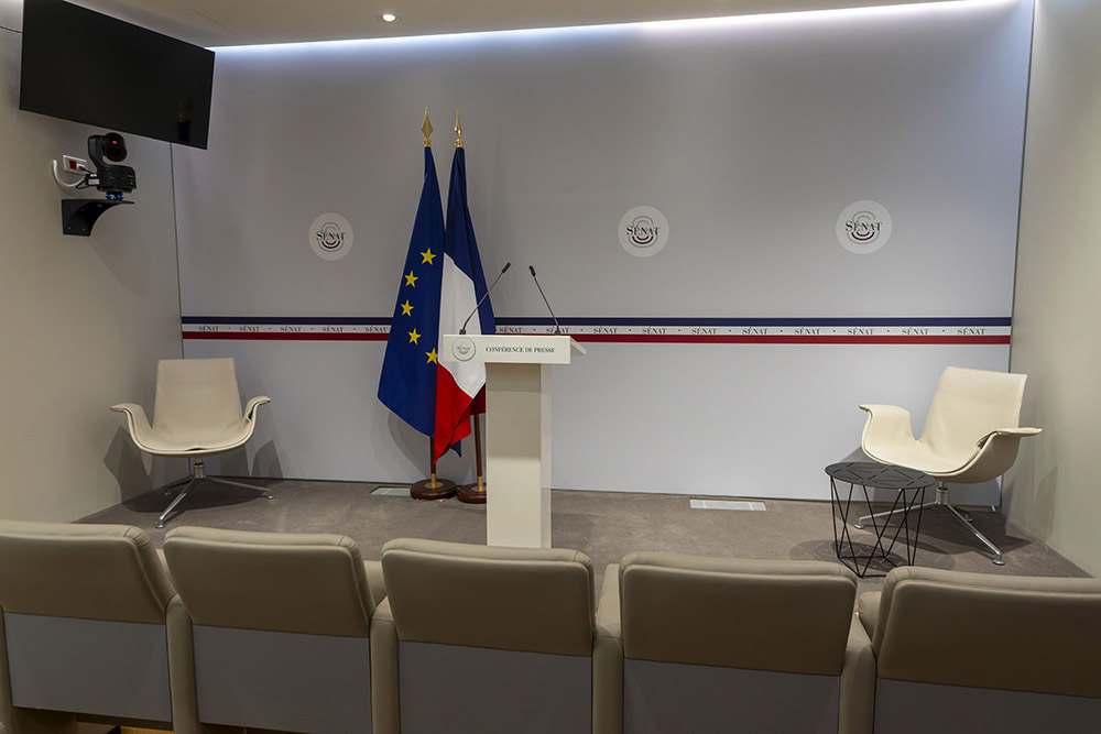 Entre patrimoine et modernité, la salle de presse rappelle que le Sénat est aussi un lieu où se fabrique quotidiennement l'information politique.