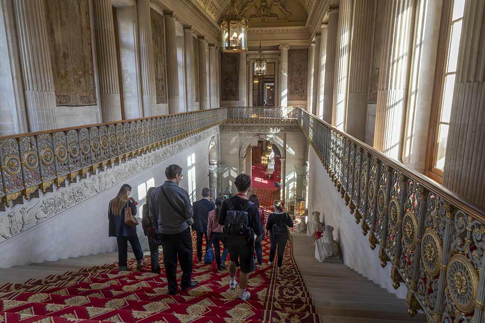 Construit par Chalgrin au début du XIXᵉ siècle, l'escalier d'honneur constitue la dernière grande mise en scène du palais avant de retrouver les jardins du Luxembourg.