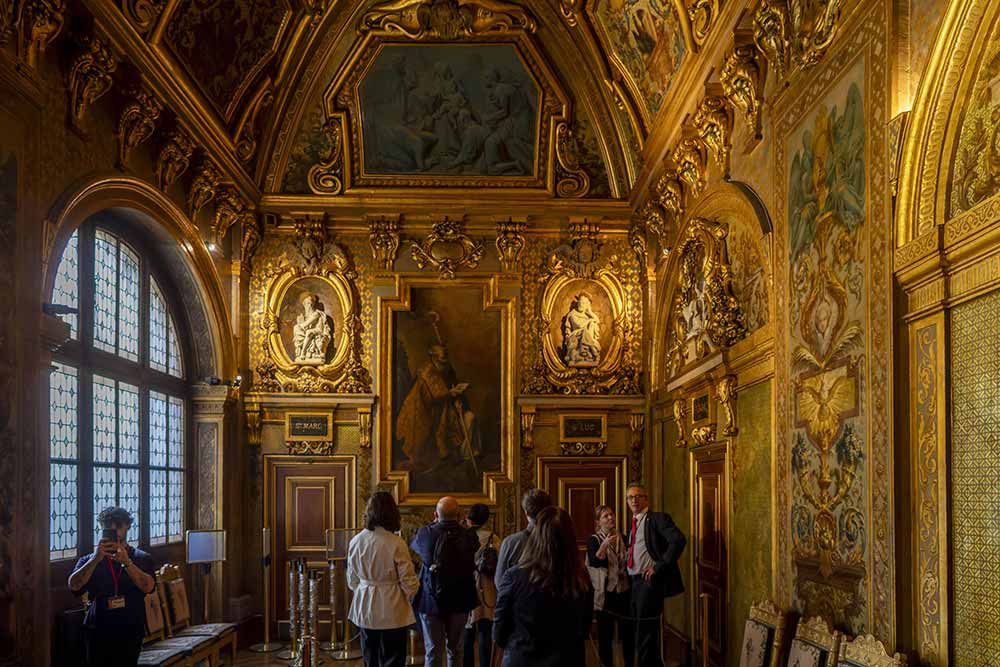 Palais du Luxembourg - La visite débute dans la chapelle de la Reine, l'un des premiers témoignages du palais imaginé par Marie de Médicis. Une entrée en matière qui plonge immédiatement le visiteur dans quatre siècles d'histoire.