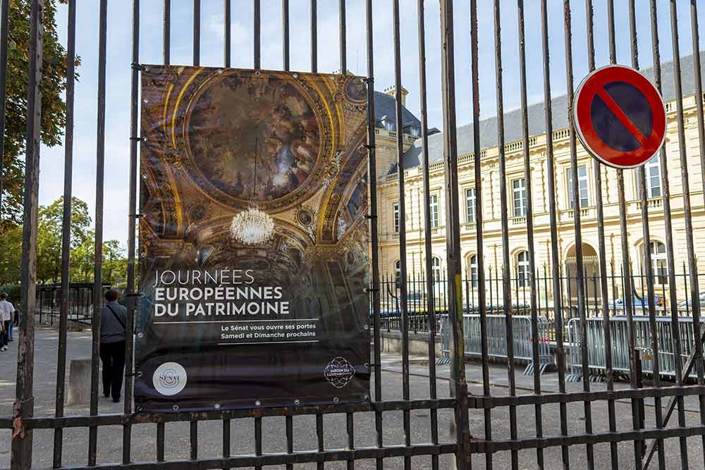 Palais du Luxembourg - L’affiche des Journées du Patrimoine sur la grille du Jardin du Luxembourg.