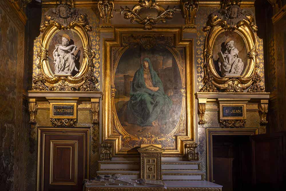 Au-dessus de l'autel, la Mater Dolorosa représente la Vierge seule, accentuant la force de son chagrin.