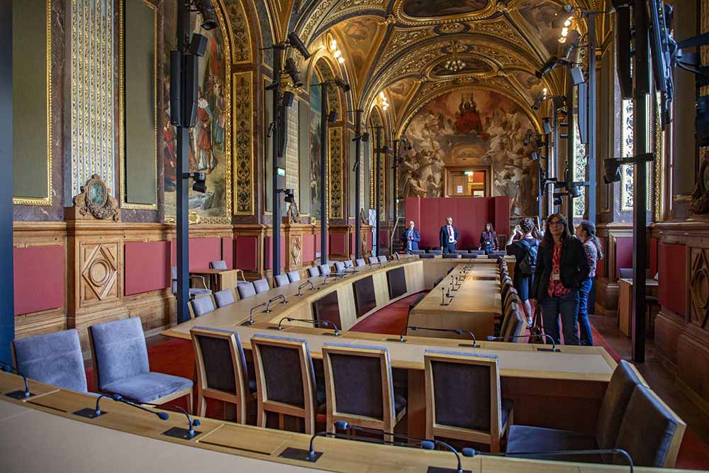 Palais du Luxembourg - Ancienne chapelle transformée en salle de réunion, la salle René Monory illustre les nombreuses évolutions qu'a connues le palais tout en préservant son patrimoine.